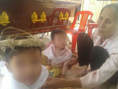 Xót lòng nhìn 2 con thơ tiễn biệt người cha tử vong do mìn tự chế