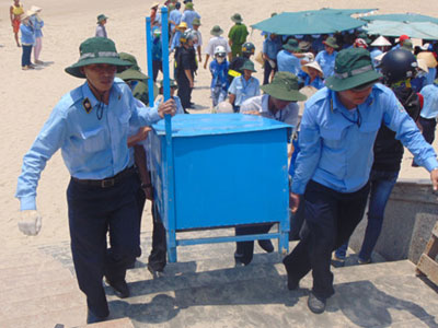 Cấm ăn nhậu ở bãi biển: Mặc chống đối; Vũng Tàu cương quyết làm sạch