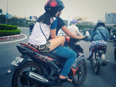 Choáng với tư thế "không phải dạng vừa đâu" của cô nàng ngồi sau xe người yêu