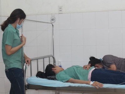Hàng chục công nhân nhập viện nghi do ngộ độc thực phẩm
