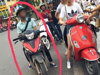 Một thanh niên chạy theo hai cô gái để khoe "của quý" ngay giữa đường phố Hà Nội?