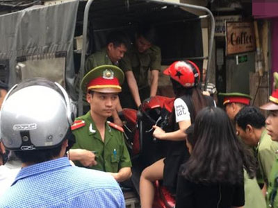Cô gái trẻ nhất quyết ngồi trên xe để bị "xách lên thùng"