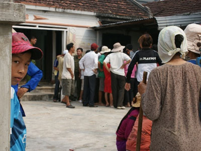 Đưa con đi học xong, về nhà cha mẹ treo cổ tự tử