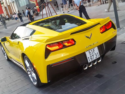 Hàng hiếm Corvette C7 Stingray đầu tiên ra biển trắng