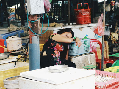 Những dãy hàng bán hải sản ở chợ Hà Nội hiu hắt ế dài, họ biết kêu ai?