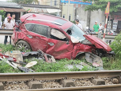 Qua đường thiếu quan sát, ôtô 4 chỗ bị tàu hỏa tông bẹp dúm