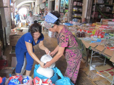 Quảng Trị: Dân đổ xô đi mua muối, mắm dự trữ