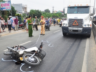 Tai nạn liên hoàn, Quốc lộ 1A kẹt cứng gần 2 giờ