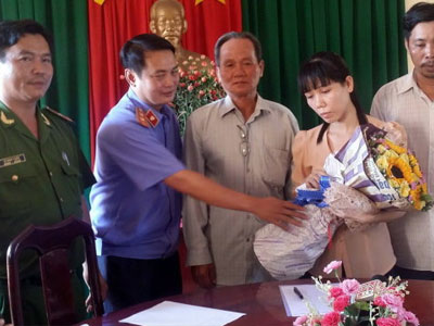 Tạm đình chỉ Phó Công an huyện ký quyết định bắt bà Ánh Ngọc