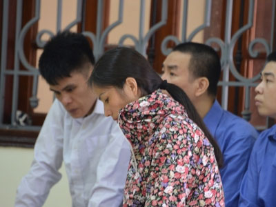 Xét xử Dũng "mặt sắt" và đàn em: Vợ ông trùm quanh co chối tội