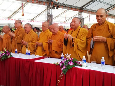 Hơn 4.000 người cầu siêu cho các anh hùng liệt sĩ