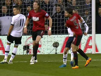 Trụ cột Tottenham bị treo giò đến hết mùa