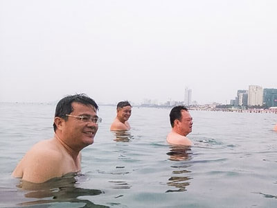 Cán bộ Đà Nẵng mời người dân tắm biển cùng