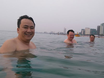 Lãnh đạo Đà Nẵng tắm biển