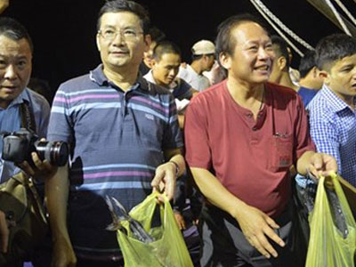 Bộ trưởng và lãnh đạo Quảng Bình xuống cảng bán cá giúp dân