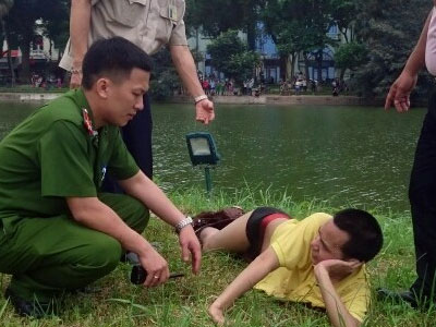 Tưởng mình là... nàng tiên cá, nam thanh niên “phơi mình” bên Tháp Rùa