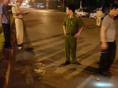 Đi xe máy “kẹp 3” đâm 7 người thương vong