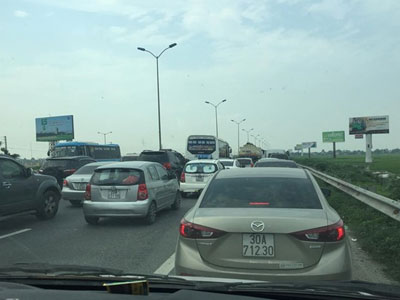 Ôtô gặp sự cố liên tiếp, cao tốc Pháp Vân - Cầu Giẽ ùn dài