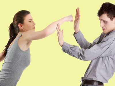 Ra tòa ly hôn vẫn lấm lét sợ... bị vợ đánh