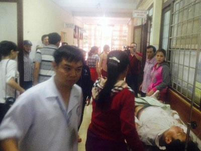 Xe khách va chạm xe tải, 3 người chết, 18 người bị thương