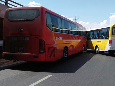2 xe khách va chạm, đuổi nhau, tài xế làm loạn đường phố