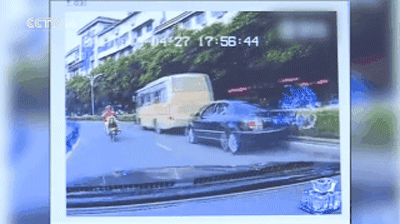 Clip: Mẹ bất cẩn, con 2 tuổi rơi khỏi cửa sổ xe buýt khi đi du lịch