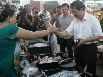 Đà Nẵng: Ngày đầu ra chợ, cá sạch được bán nhanh