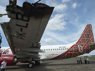 Hai phi cơ Indonesia va vào nhau trước khi cất cánh