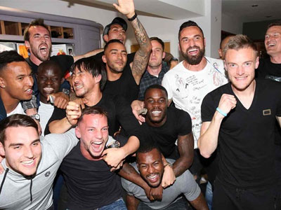 Sao Leicester vỡ òa mừng chiến thắng tại nhà Jamie Vardy