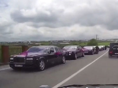 Cả trăm chiếc Rolls-Royce và Mercedes đi "đám cưới nơi làng quê"