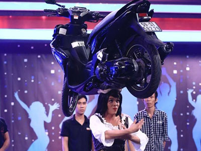 Chàng trai đồng tính mưu sinh bằng màn biểu diễn "đội xe máy lên đầu" trong các đám ma