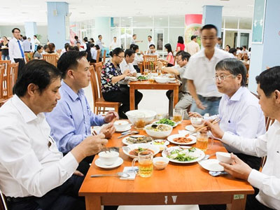 Chủ tịch Đà Nẵng ăn cơm hải sản cùng 200 nhân viên
