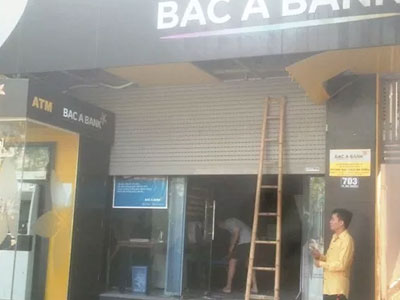 Cửa cuốn kẹp chết một bảo vệ ngân hàng