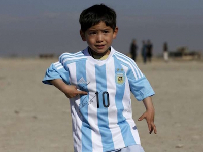Được Messi tặng áo, cả nhà phải chạy trốn vì bị tống tiền