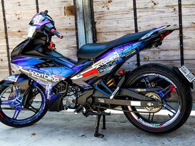 Exciter 150 với dàn áo sơn chuyển màu của biker Đồng Nai
