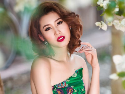 Thúy Ngân khoe vai trần gợi cảm với trang phục gấm