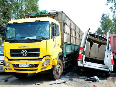 Vụ tai nạn 4 người chết: Xe khách vượt ẩu