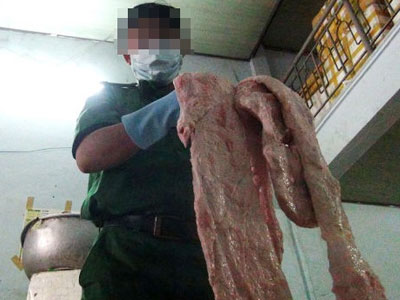 Bắt hàng trăm kg thịt bẩn bán cho các bếp ăn tập thể
