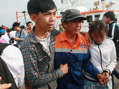 Khóc thét, ngất xỉu đón 34 ngư dân chìm tàu trở về