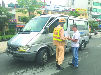 Theo chân đặc nhiệm bắt xe dù, xe nhồi khách