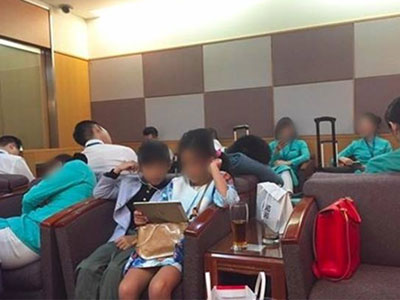 Tiếp viên VNA ngủ gục ở phòng chờ thương gia tại Nhật: Chọn an toàn hay chọn sự đẹp mắt?