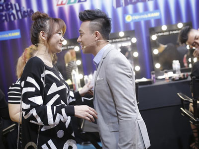 Trấn Thành âu yếm Hari Won khi lần đầu cùng ngồi ghế giám khảo