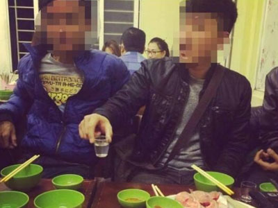 Bộ mặt mạt hạng của ông bố phố cổ giả nghèo khổ qua lời kể của bạn