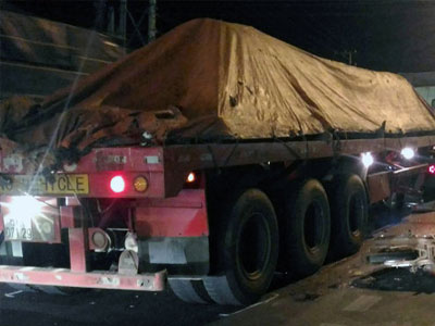 Cha ngã xe vì tông con chó, bé trai bị container cán chết
