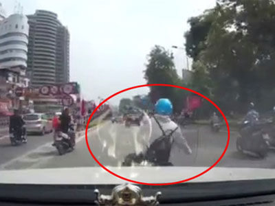 Clip cô gái gặp nạn khi liều lĩnh tạt ngang đầu ô tô