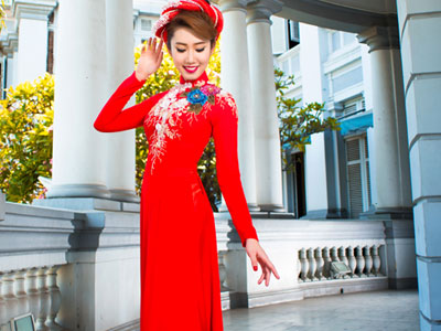Thúy Ngân diện áo dài cưới rạng ngời