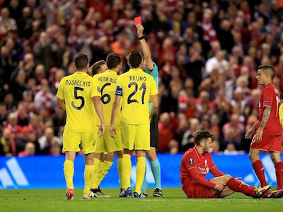 Trọng tài bị chỉ trích vì nhẹ tay với Liverpool