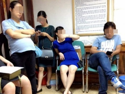 Đàn ông xô xát với bà bầu để tranh... ghế ngồi