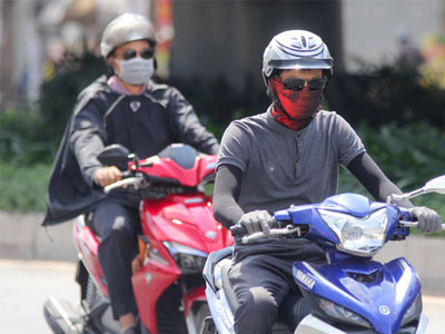 Vật vã với cái nắng Sài Gòn, đến nam giới cũng phải trùm kín mít khi ra đường