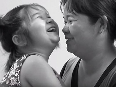 Cô bé chim cánh cụt không chân, tay và điều ước giản đơn đầy xúc động cho ngày của Mẹ